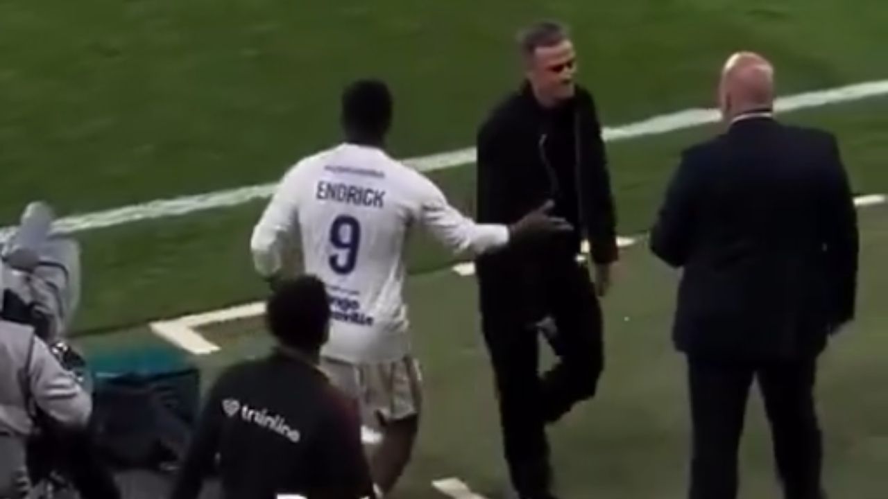 Endrick fica no vácuo e não é cumprimentado por Luis Enrique, treinador do PSG