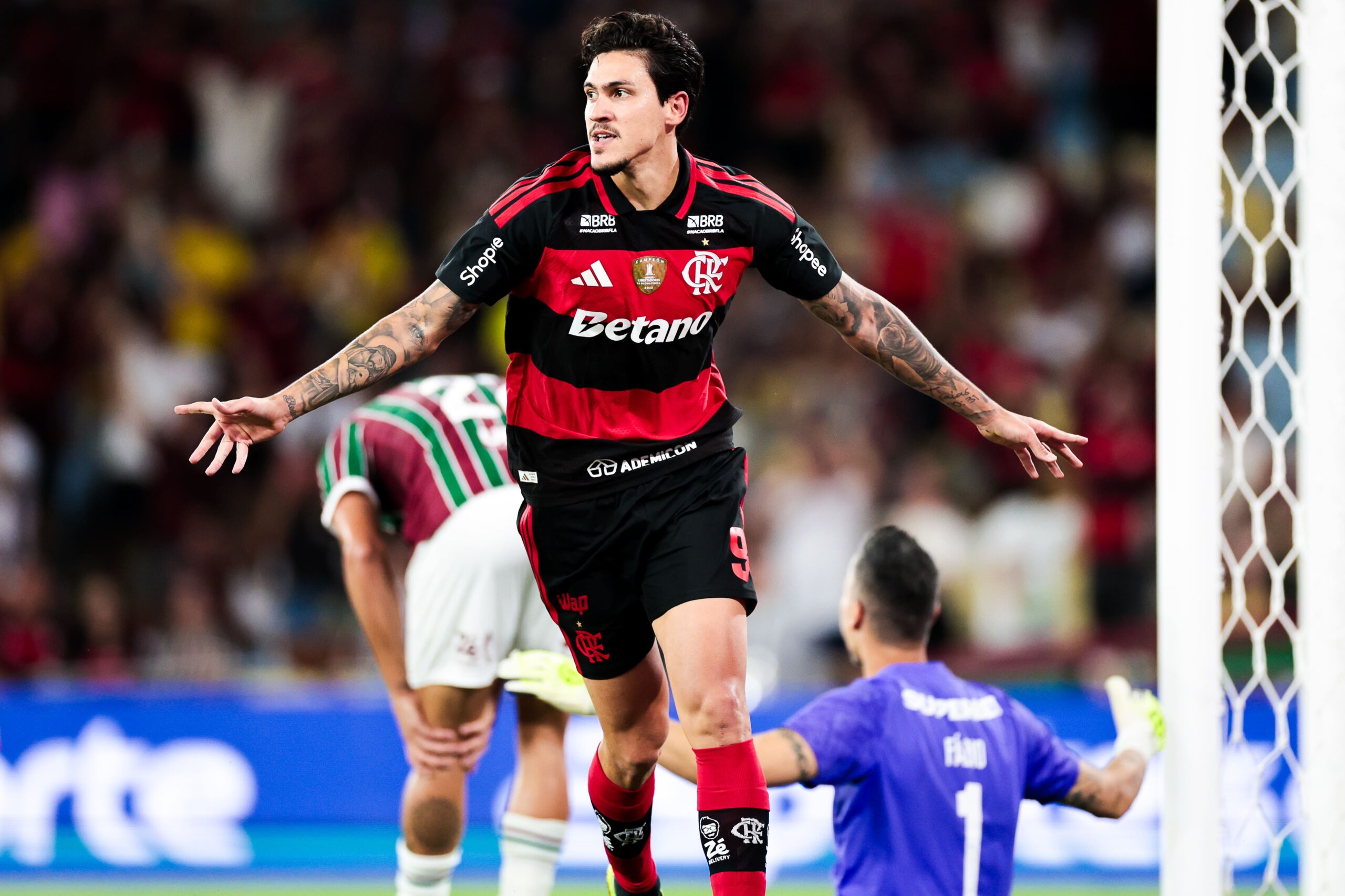 Flamengo derrota o Fluminense com dois gols de Pedro e é vice-líder do Brasileirão