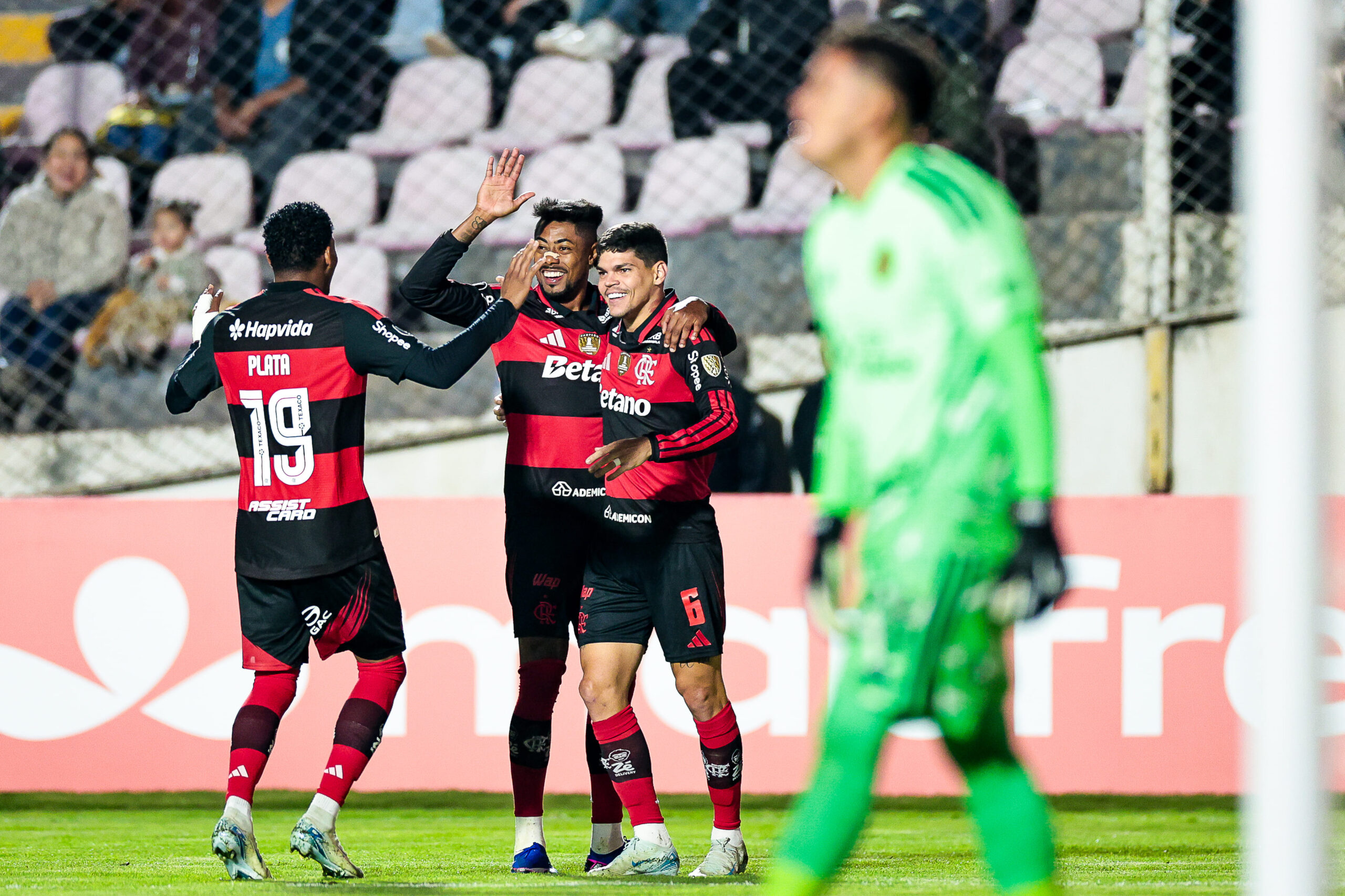 Flamengo vence o Cusco fora de casa e larga na frente no grupo A da Libertadores