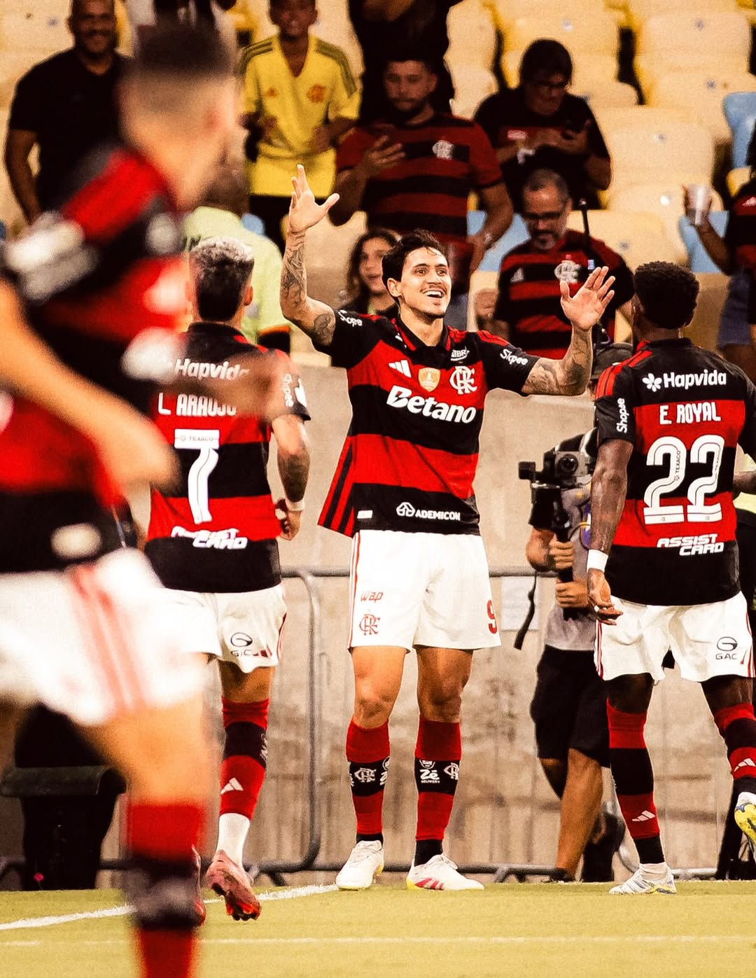 Flamengo vence o Vitória no Maracanã e larga com a vantagem na Copa do Brasil