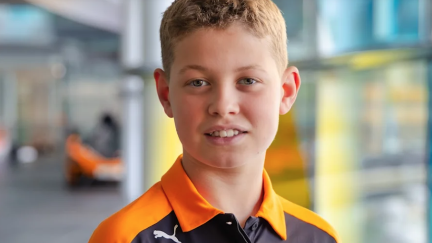 Jovem de 11 anos entra para programa da McLaren e faz história no automobilismo