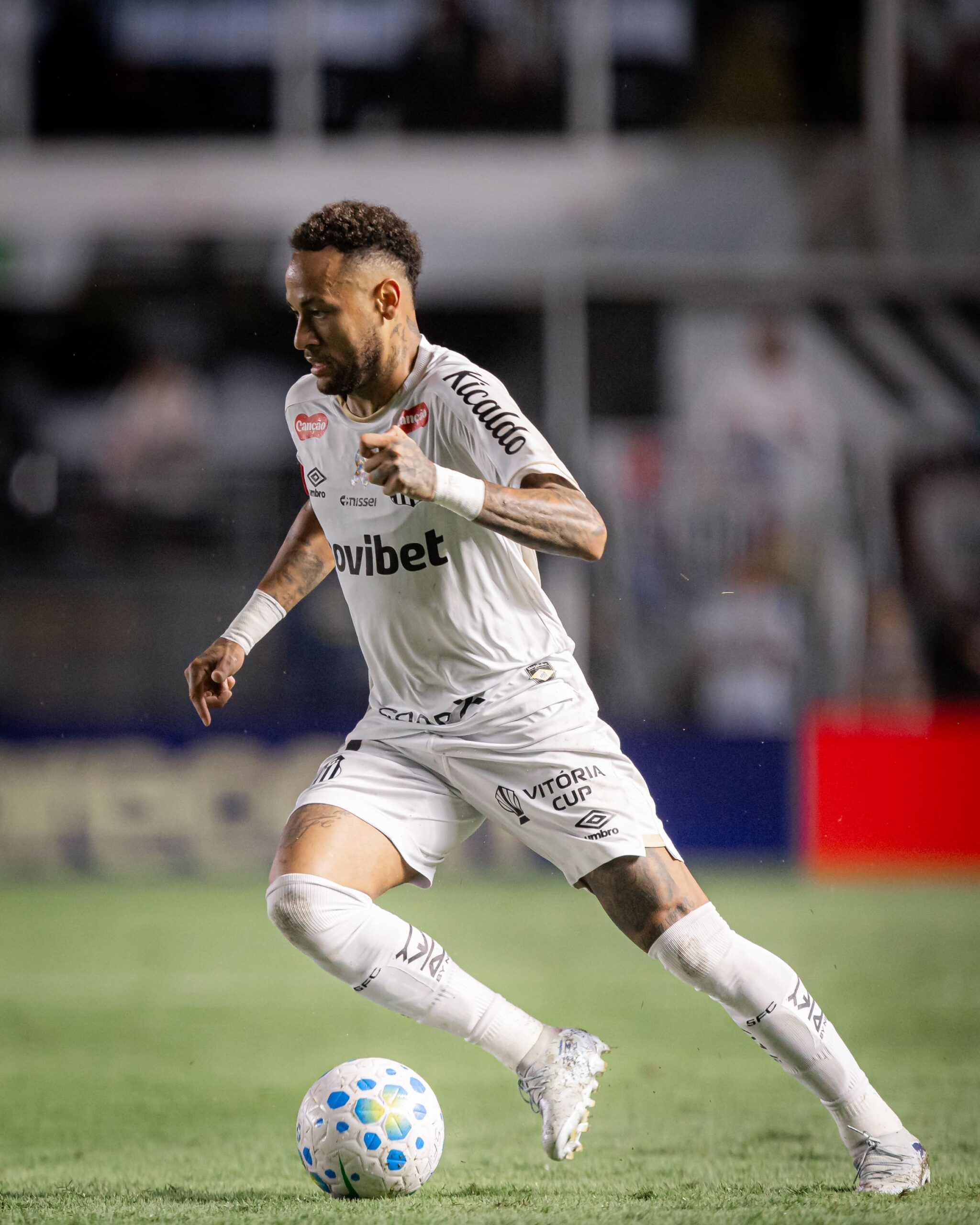 Neymar tem atuação decisiva, mas toma o 3º amarelo e está fora contra o Flamengo