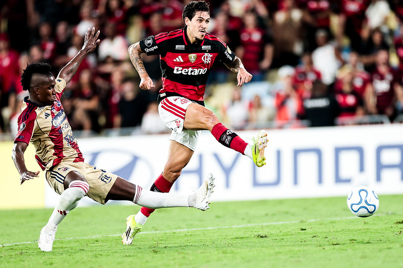 Pedro se aproxima de mais uma marca histórica de Gabigol