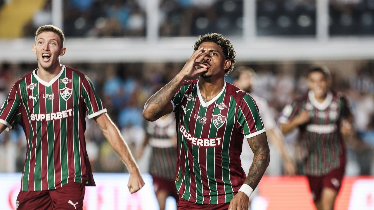 Provocado, John Kennedy vira o jogo para o Fluminense e responde provocação da torcida