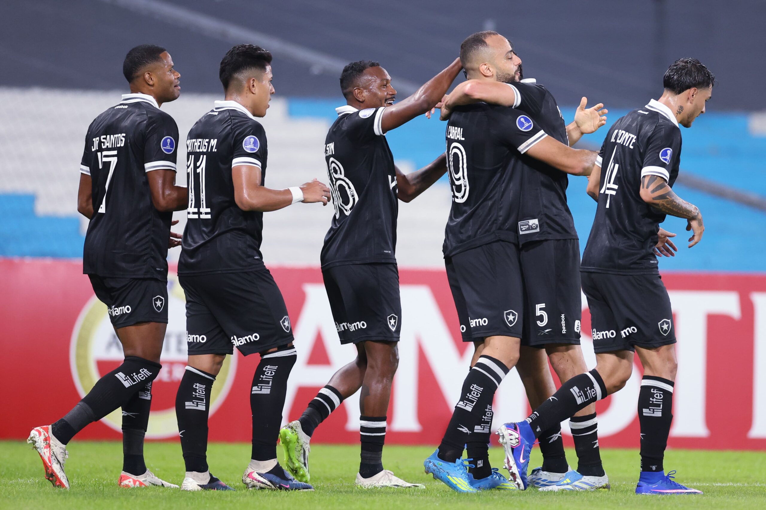 Racing 2 x 3 Botafogo: ouça os gols da vitória do Fogão na voz de Gabriel Andrezo