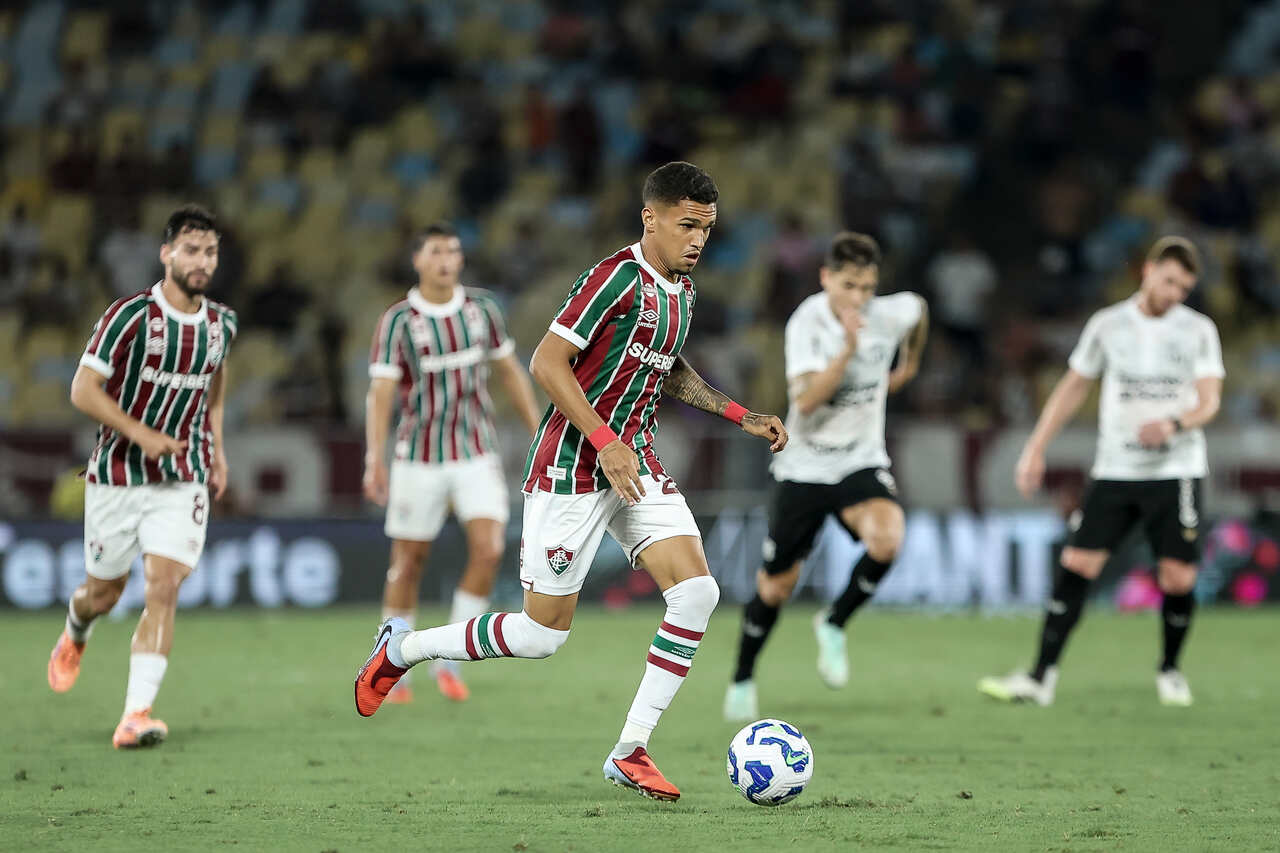 Reunião pode definir saída de joia da base tricolor