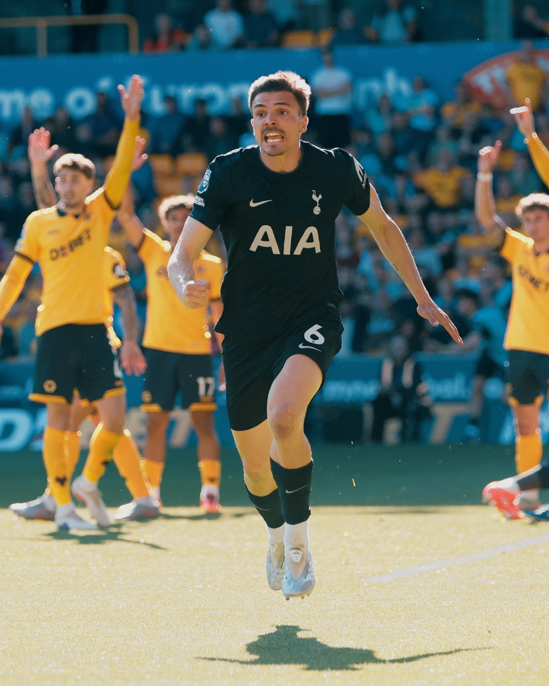 Richarlison dá assistência e Tottenham vence a primeira no ano na Premier League
