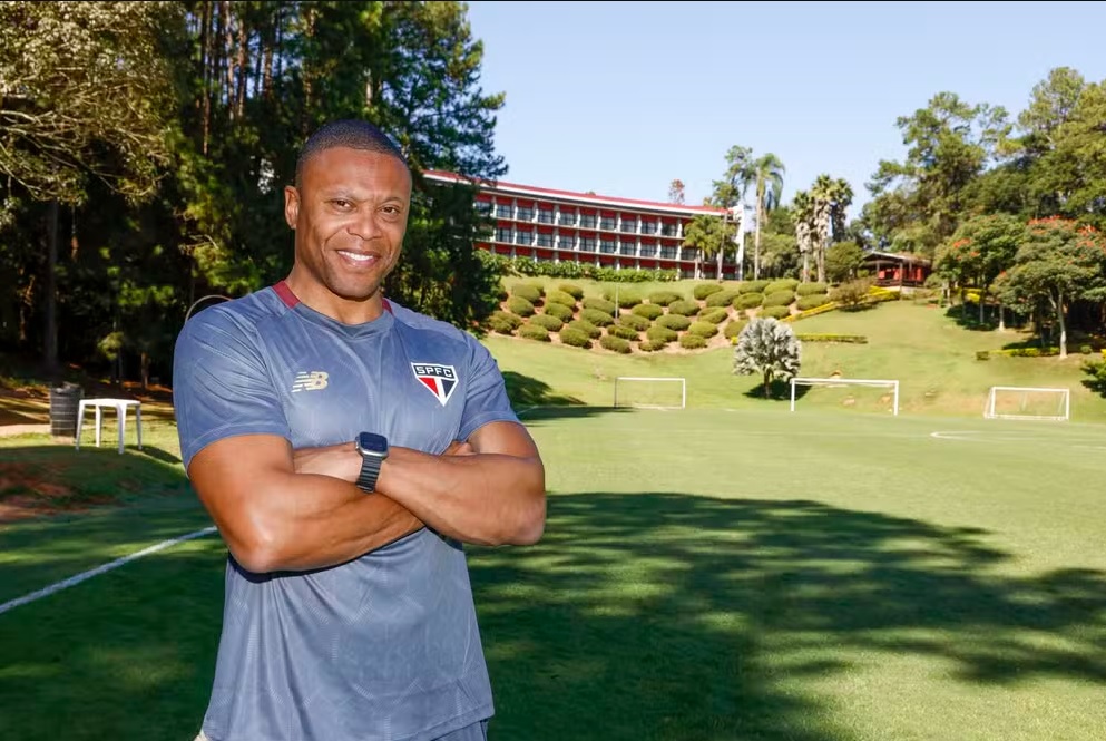 São Paulo anuncia Júlio Baptista como técnico do sub-20; contrato vai até 2028