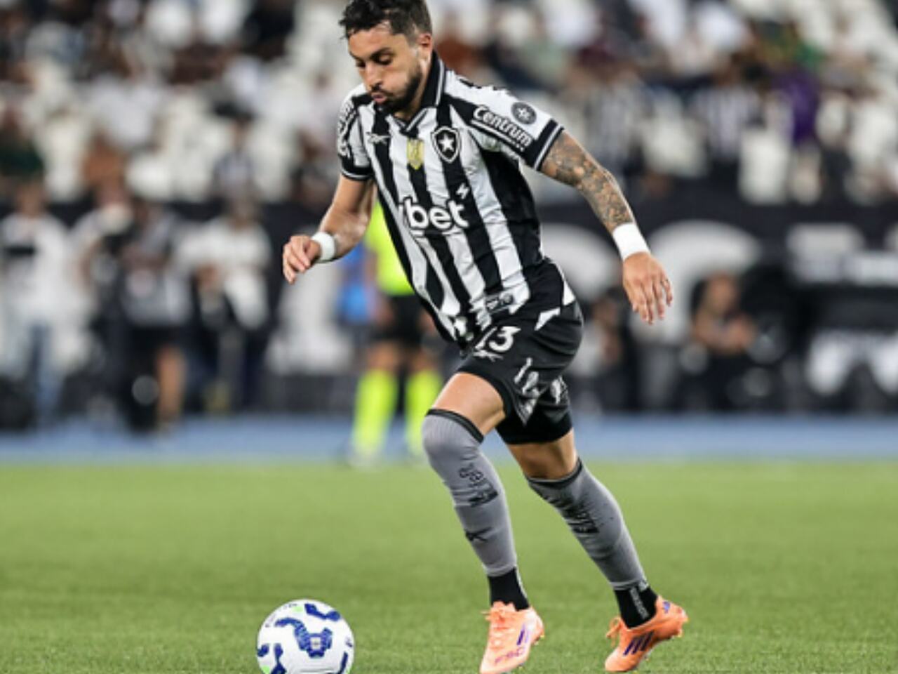 Alex Telles abre o jogo sobre renovação e manda recado no Botafogo