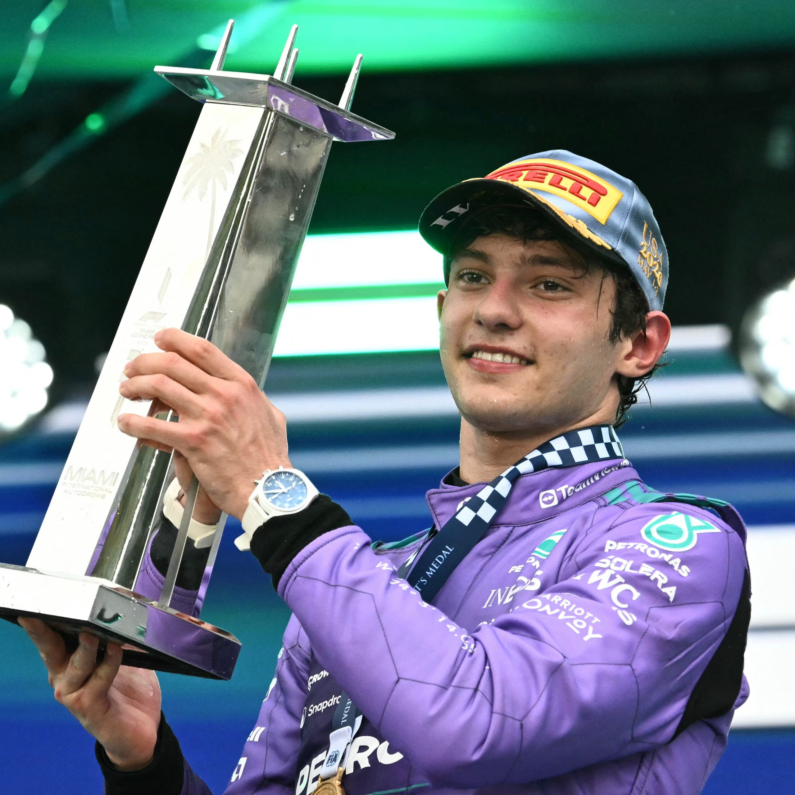 Antonelli vence GP de Miami e segura gigantes da F1