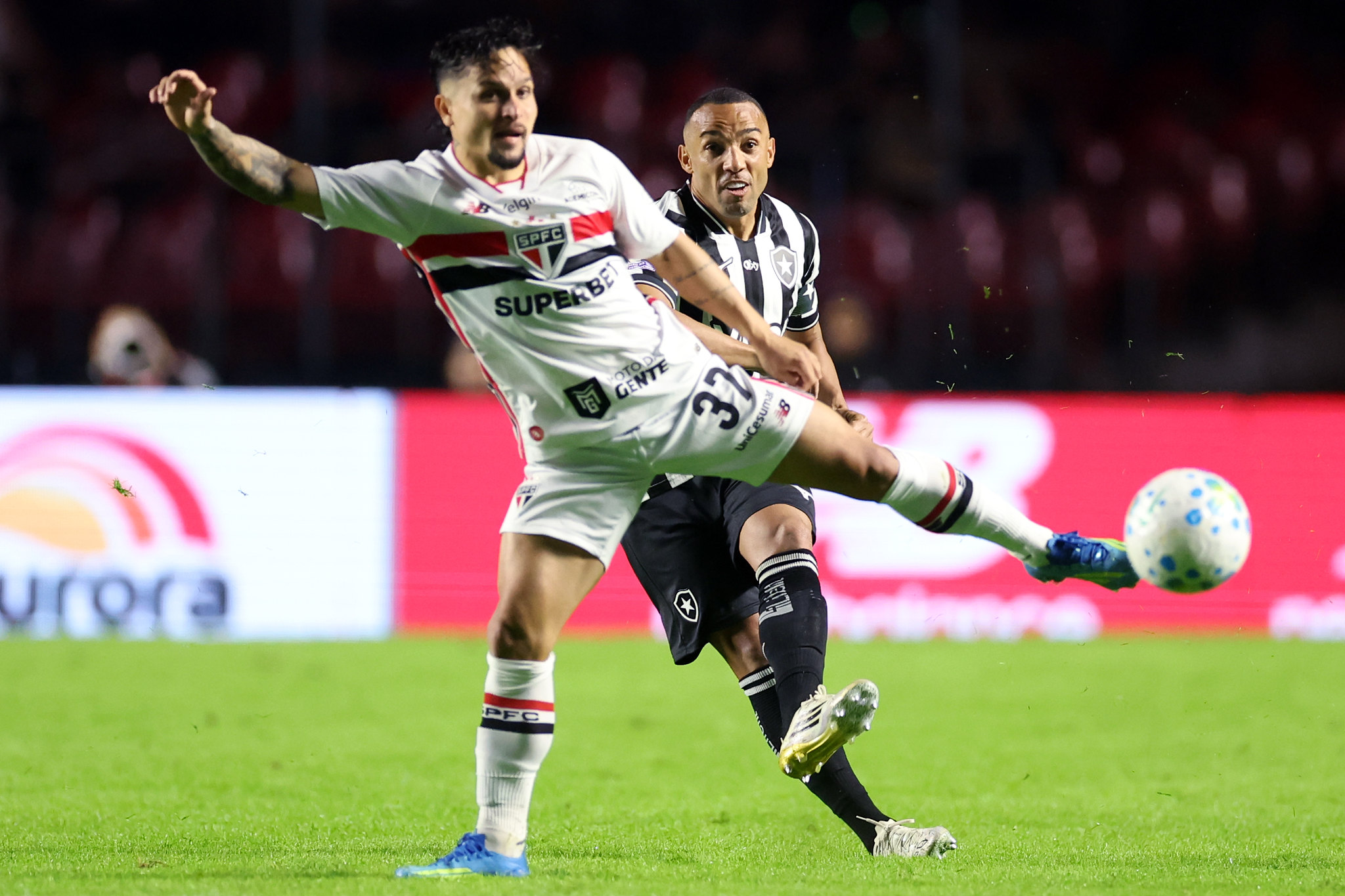 Após primeiro tempo horrível, Botafogo reage e arranca o empate do São Paulo