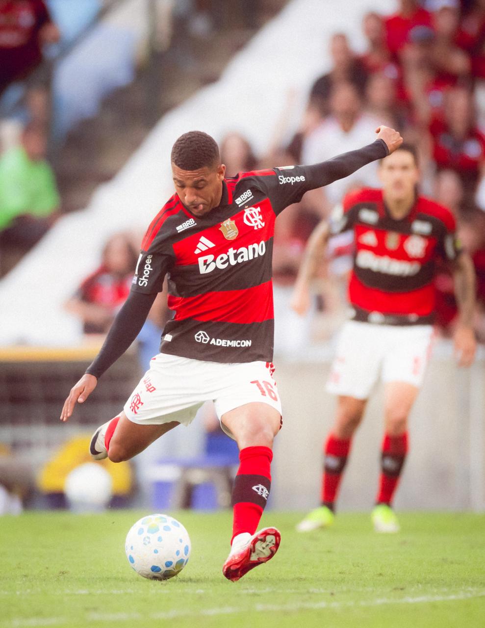 Flamengo aproveita expulsão, domina o Coritiba e vence com autoridade