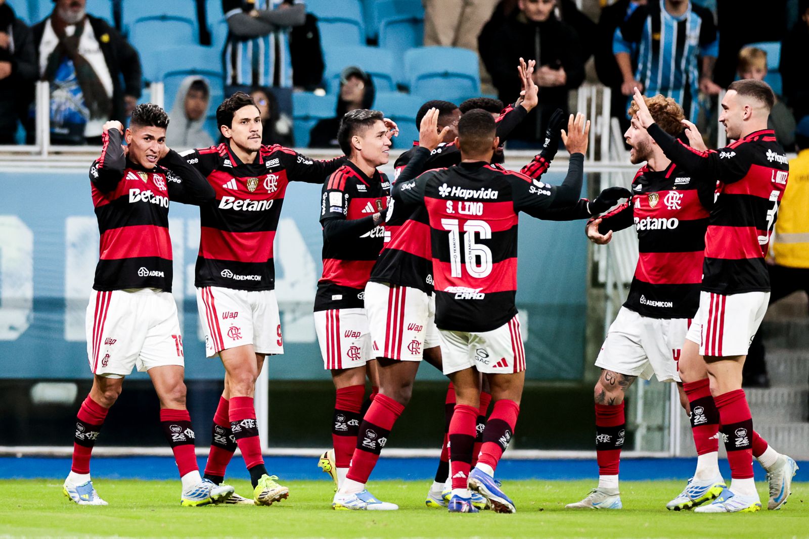 Flamengo vence o Grêmio fora de casa e diminui desvantagem para o Palmeiras