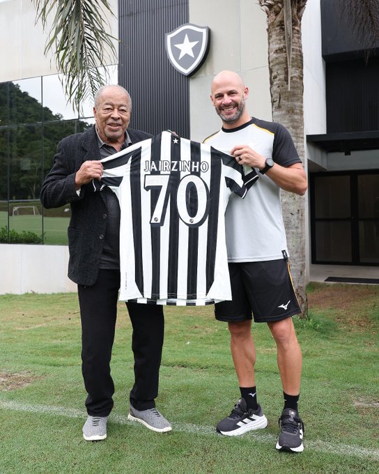 Jairzinho emociona elenco do Botafogo em visita especial ao CT