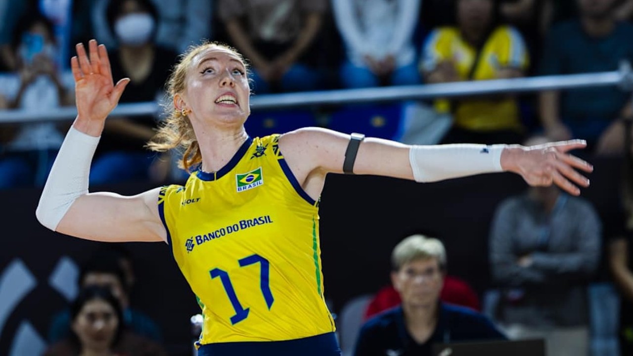 Jogadora Julia Bergmann, uniforme Brasil #17 Banco do Brasil, braços erguidos em quadra.