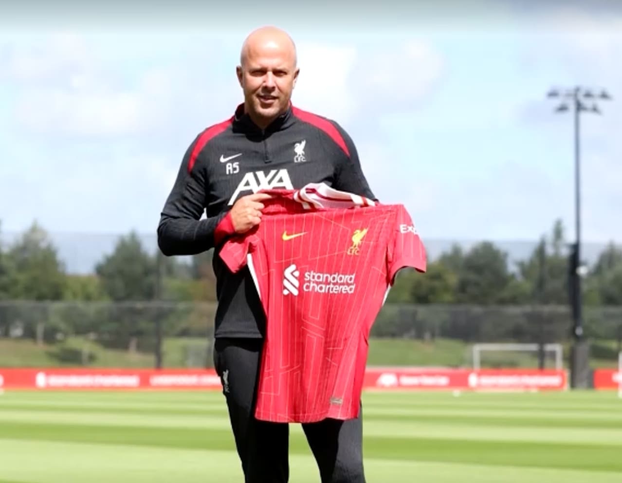 Liverpool Rescinde Contrato com Arne Slot Após Temporada Fraca