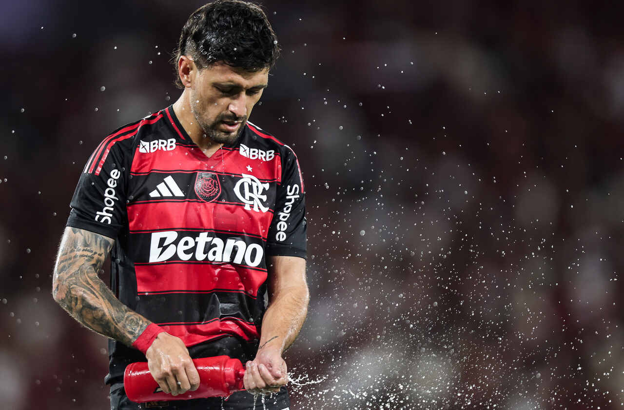 Médico do Flamengo detona arbitragem e revela lista de desfalques para clássico