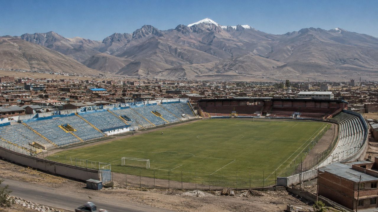 O estádio mais alto do mundo transforma o futebol em um desafio físico raro