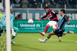 Plata desfalca o Flamengo para o jogo com o Vitória