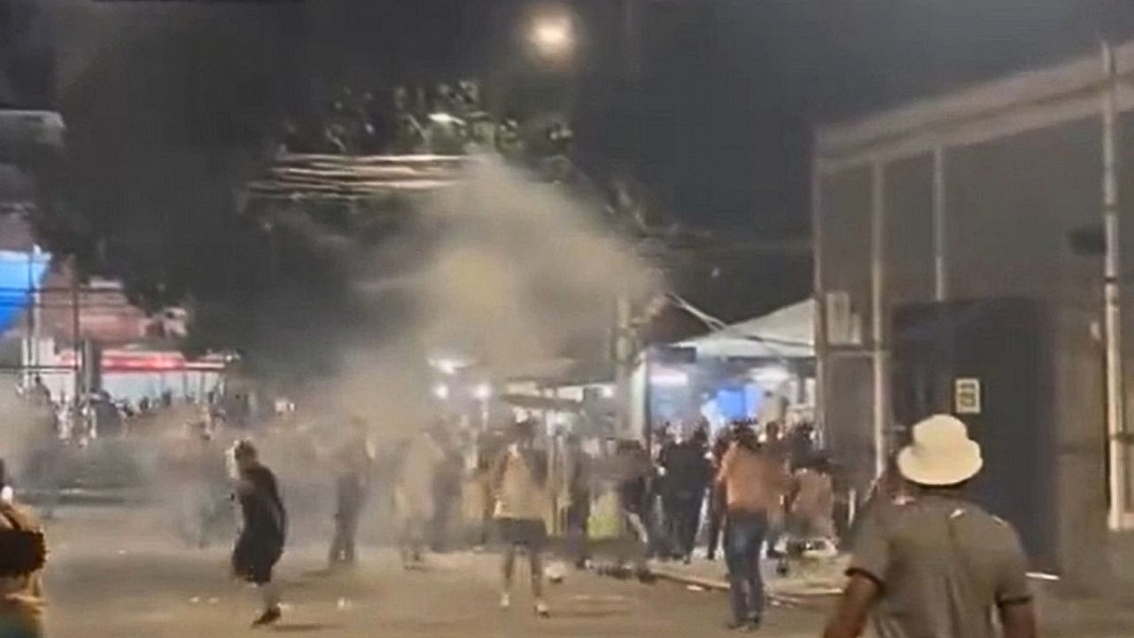 Vídeo: vascaínos tentam invadir São Januário e depredam portão após derrota