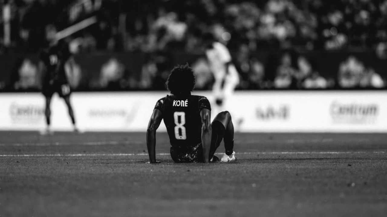 Após grave lesão, Koné fala pela 1ª vez e cita fé: "Deus tem um plano"