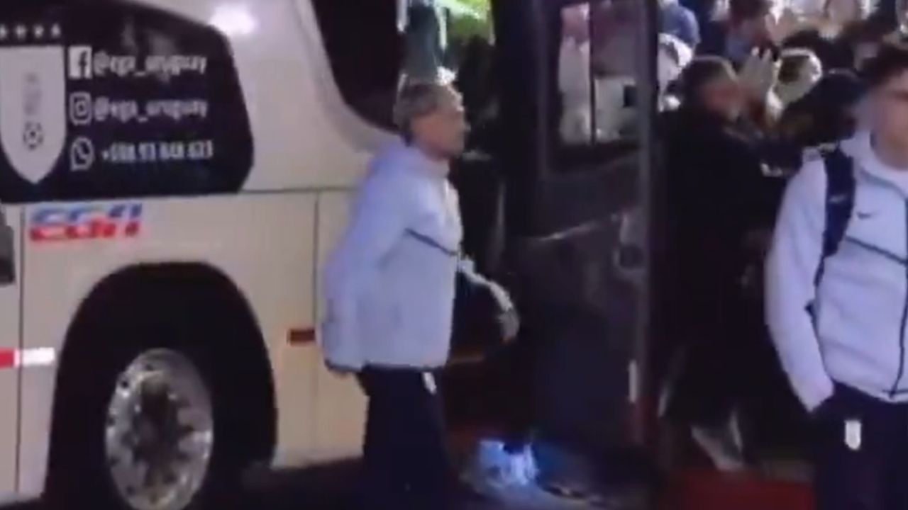 Arrascaeta, do Flamengo, é flagrado mancando em embarque do Uruguai; assista