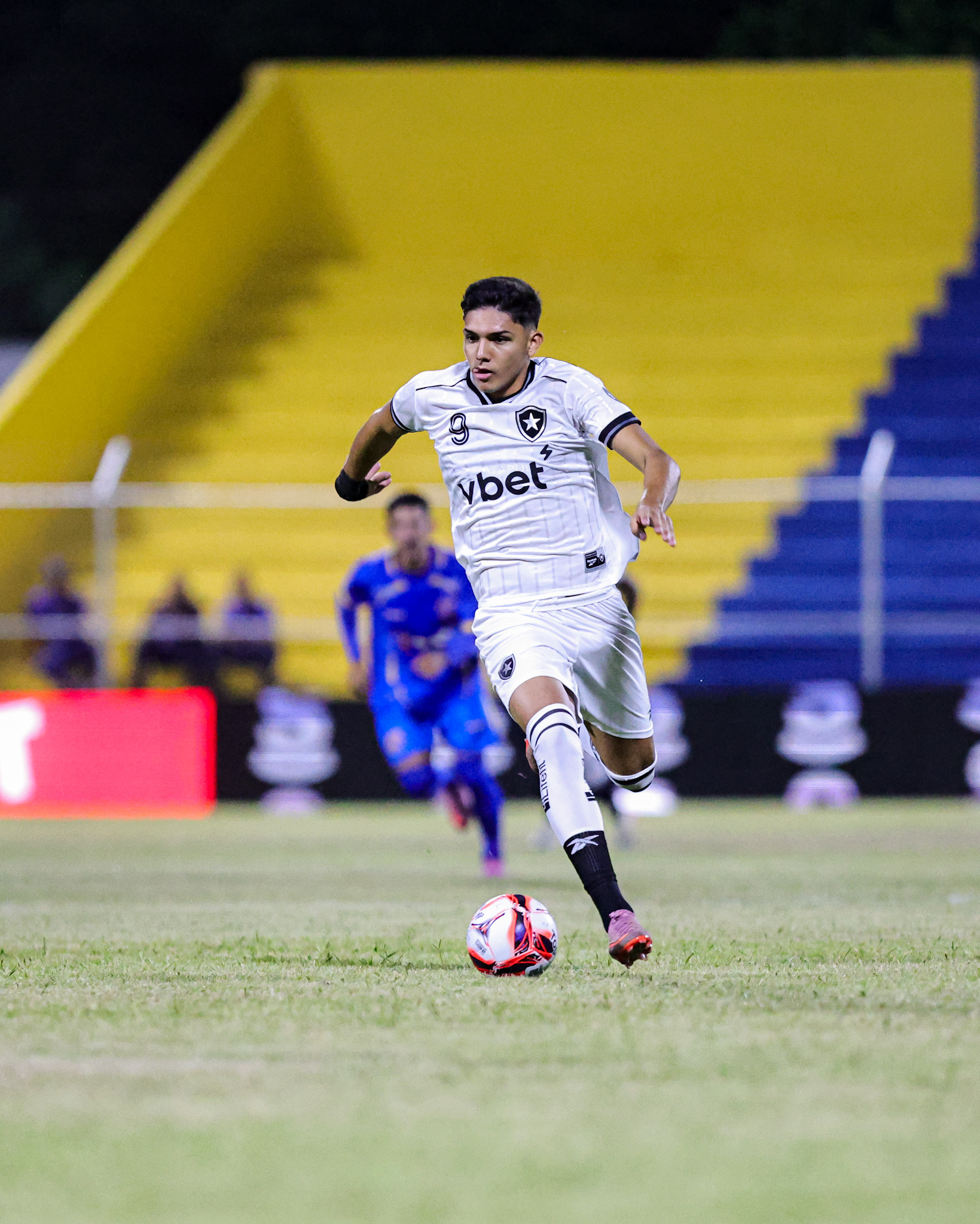 Botafogo garante joia da base até 2029 e mantém percentual para o futuro