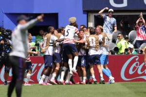 Estados Unidos vence a Austrália em Seattle e garante a classificação para o mata-mata da Copa do Mundo