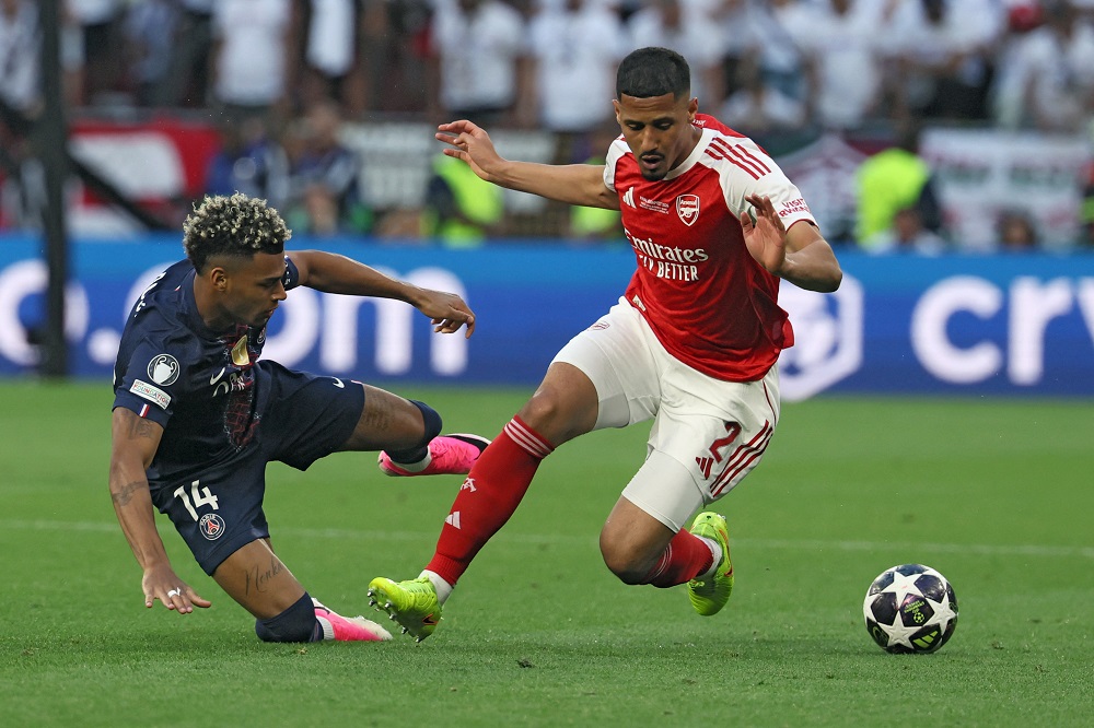 Lesão de Saliba piora após Champions e zagueiro pode ser cortado pela França