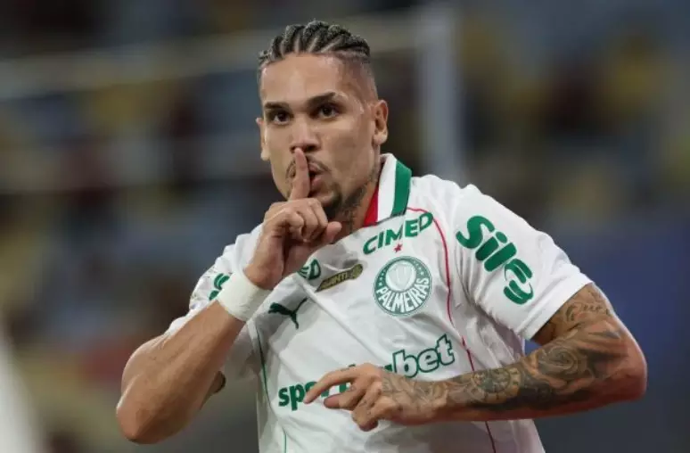 Paulinho é suspenso pelo STJD após comemoração contra o Flamengo